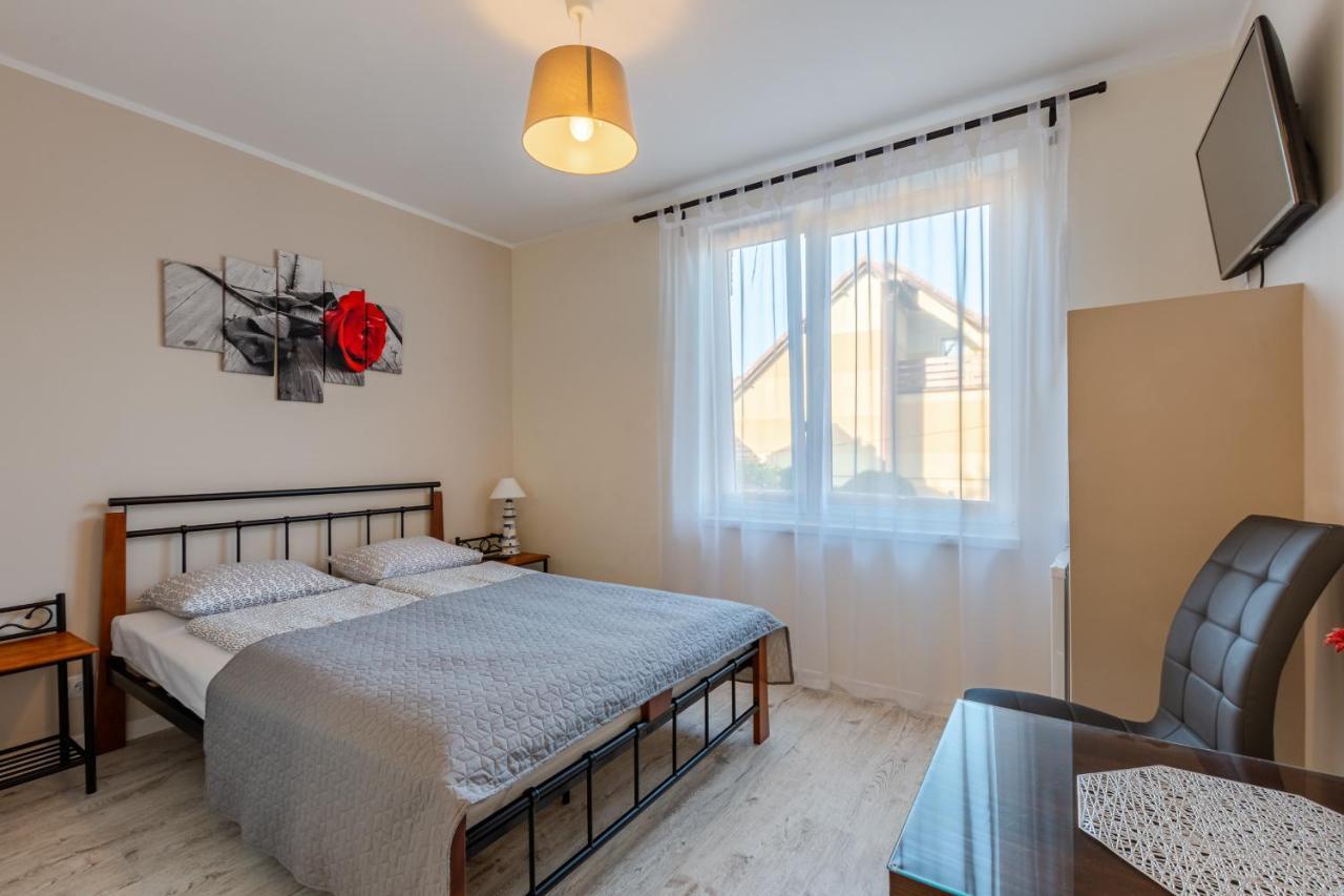 Camelot Apartment Леба Екстериор снимка